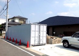 40フィートコンテナ倉庫 新築住宅横に設置
