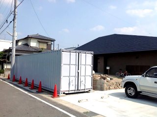 40フィートコンテナ倉庫　新築住宅横に設置