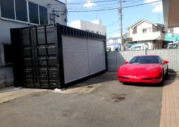 シャッター付きのコンテナ倉庫