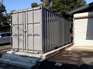 防災備蓄倉庫としてのコンテナ倉庫利用　観音開き扉正面