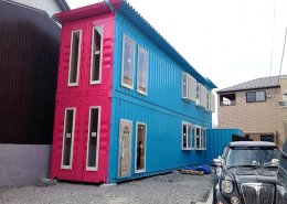 40フィート&20フィートコンテナを連結した2階建て店舗型コンテナハウス