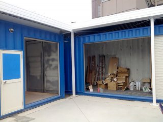 シャッター付きコンテナ倉庫の並び