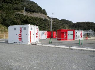 展示室・簡易事務所としてコンテナハウス利用　白・赤たくさん