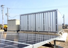 太陽光発電の保管庫としてのコンテナとソーラーパネル