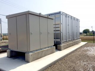 太陽光発電の保管庫としてのコンテナとパワーコンディショナー