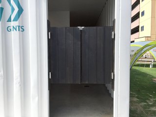 40フィートコンテナ×2連結のコンテナで作ったトイレの入り口