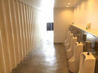 40フィートコンテナ×2連結のコンテナで作ったトイレ　男子トイレの様子内側からの写真