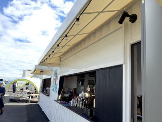 ハーバーガーデンのオシャレなコンテナバー　店舗型コンテナハウスの屋根の様子