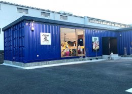 岐阜県海津市のおさかな舎様　40フィートコンテナ3連結飲食店型コンテナハウス外観　看板と入口側