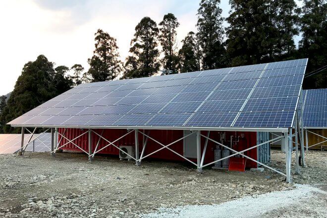 大型ソーラーパネルを設置した栽培用コンテナハウス