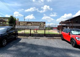 コンテナハウスでつくるプール付きドッグラン&カフェの店舗兼犬舎 駐車場からの風景