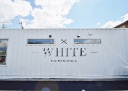 美容室コンテナハウスWHITE 店舗名正面