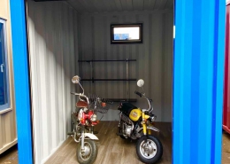 バイクガレージ用コンテナ（青）・窓・棚付き　バイク収納時