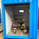 バイクガレージ用コンテナ（青）・窓・棚付き　バイク収納時