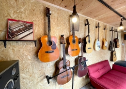 ギターは壁掛け収納で見た目と実用性を両立